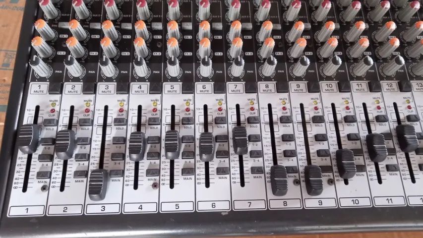 Mesa de Som 24 Canais Behringer - Foto 2