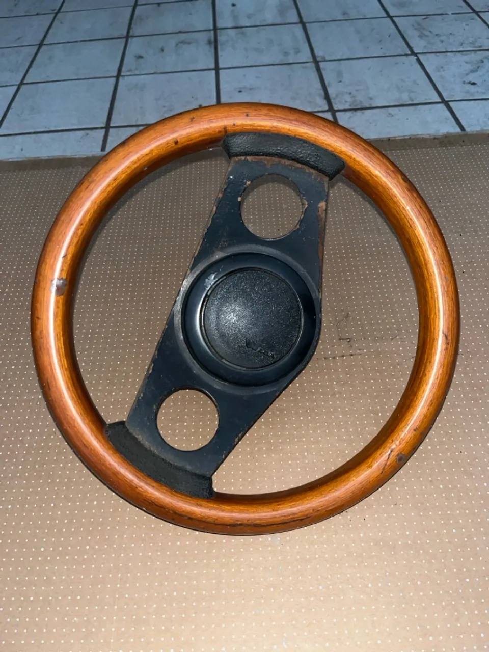 Volante Wega em madeira