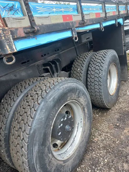 Caminhão com pneus em ótimo estado - Foto 6