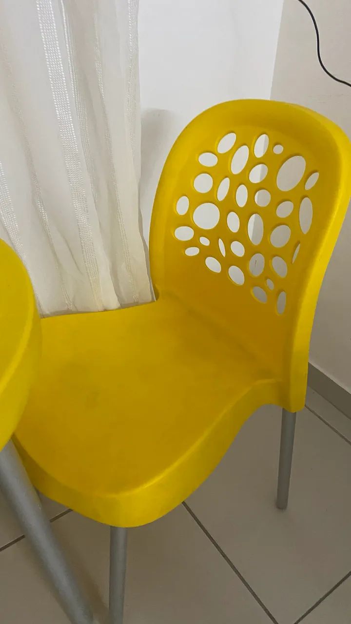 MESA COM DUAS CADEIRAS64842835037571124