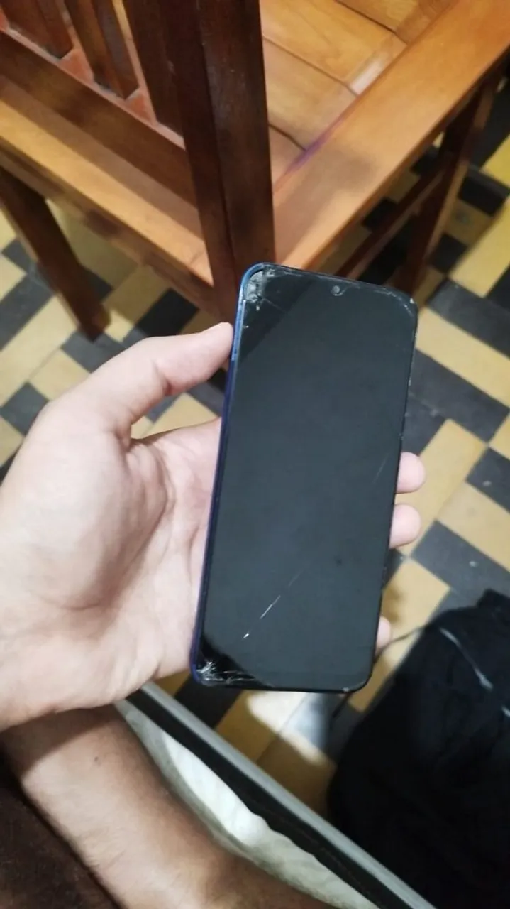 Celular usado com tela trincada ( preço negociável)