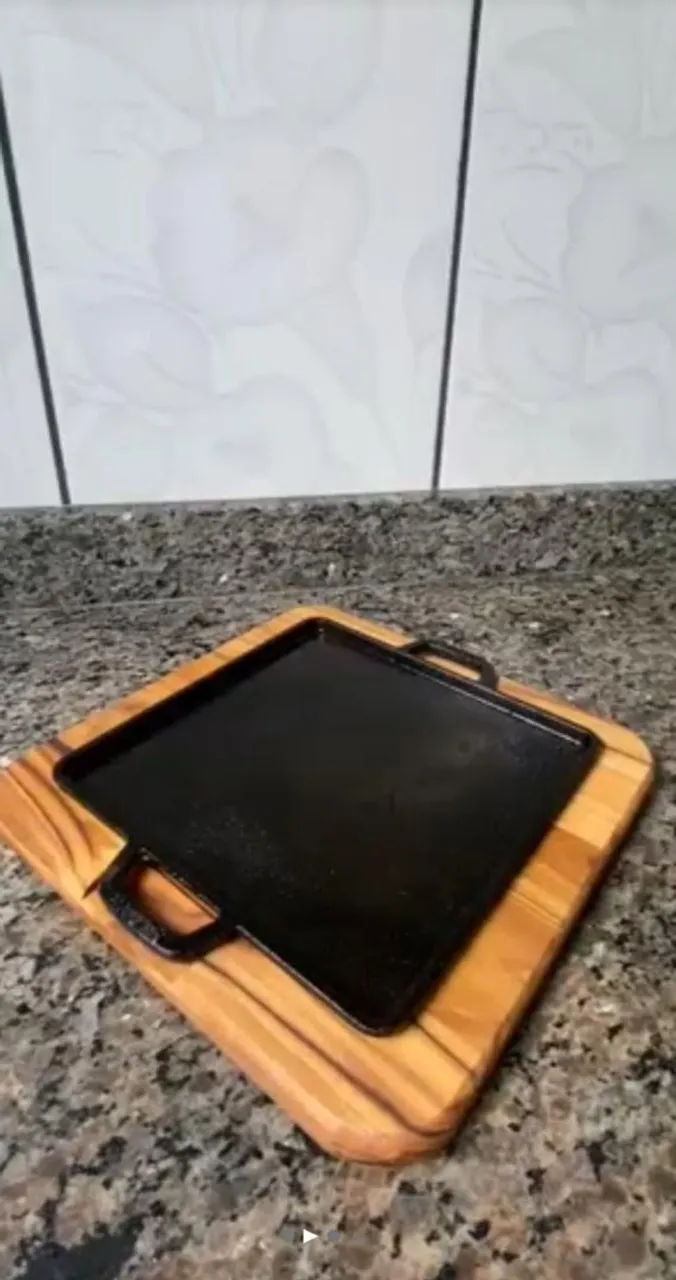 Chapa de Churrasco em Ferro Fundido com Base de Madeira
