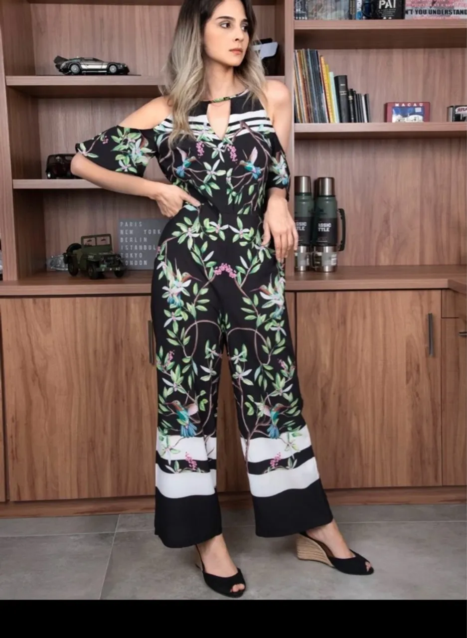 Macacão Feminino Floral com Decote