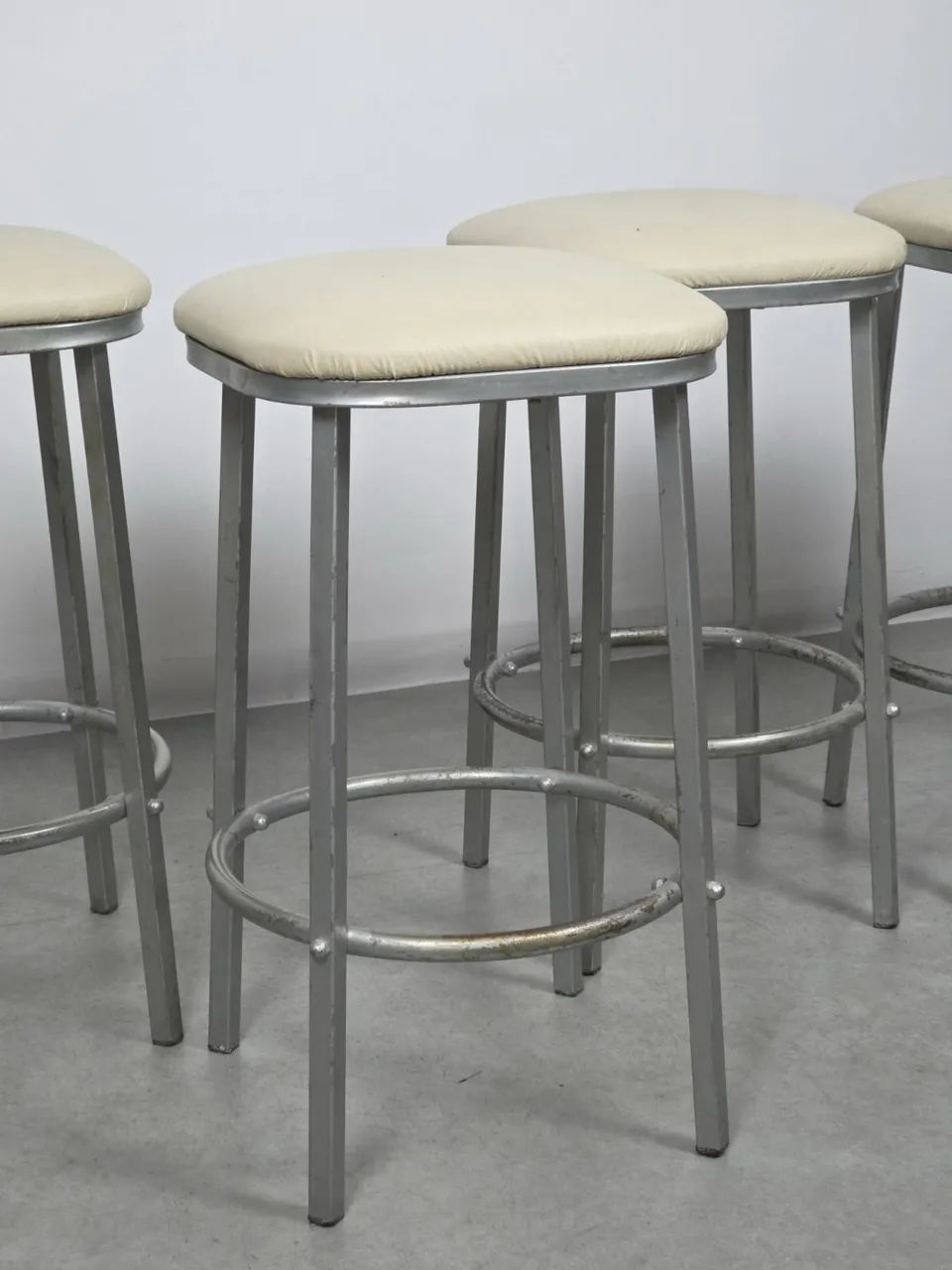 Conjunto de 4 banquetas década de 70 - Foto 3