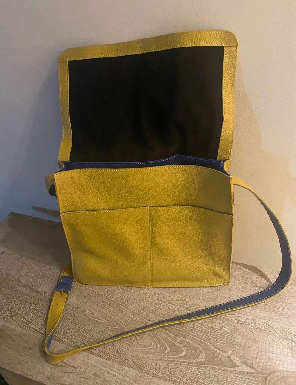 bolsa m leve couro - mostarda/azul soulier - seminova alt 25cm x larg 32cm x prof 10,5cm - Foto 5