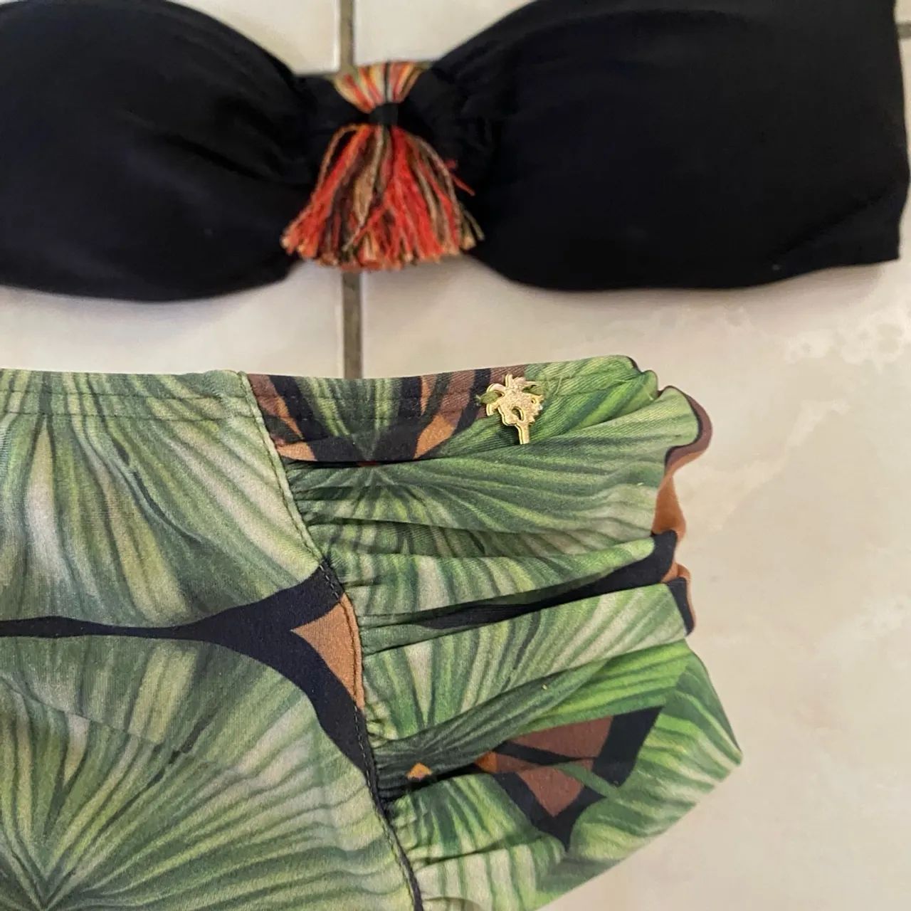 Biquíni preto com detalhe e estampa tropical - Foto 2