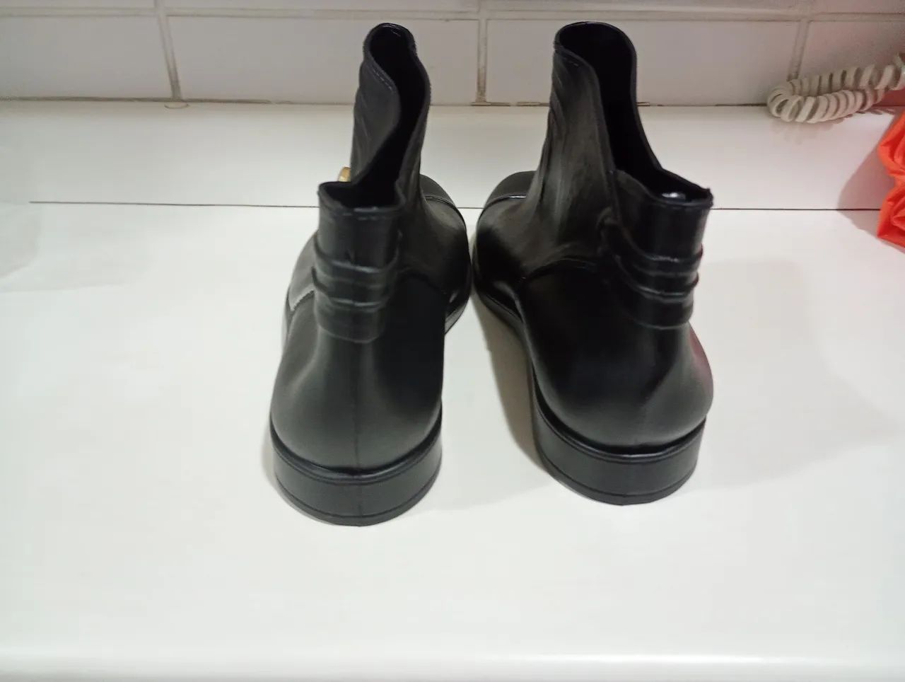 Botas femininas pretas com detalhe de laço - Foto 3