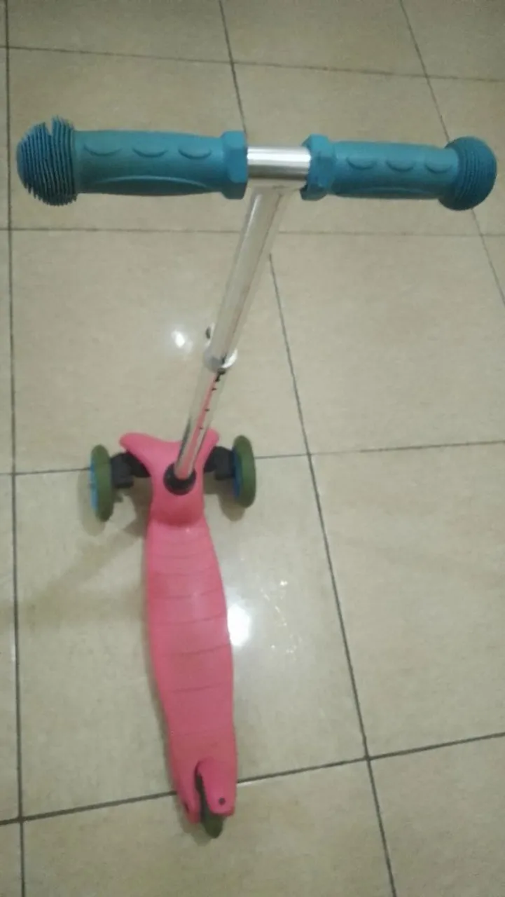Patinete infantil rosa e azul
