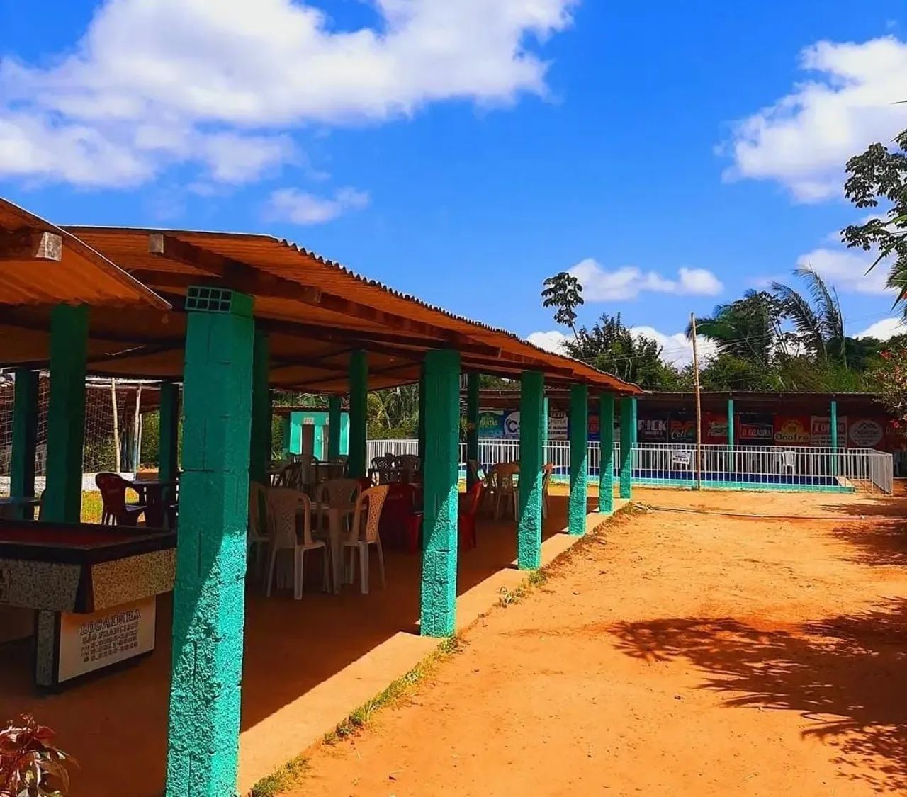 Sítio com piscina e área verde em local tranquilo