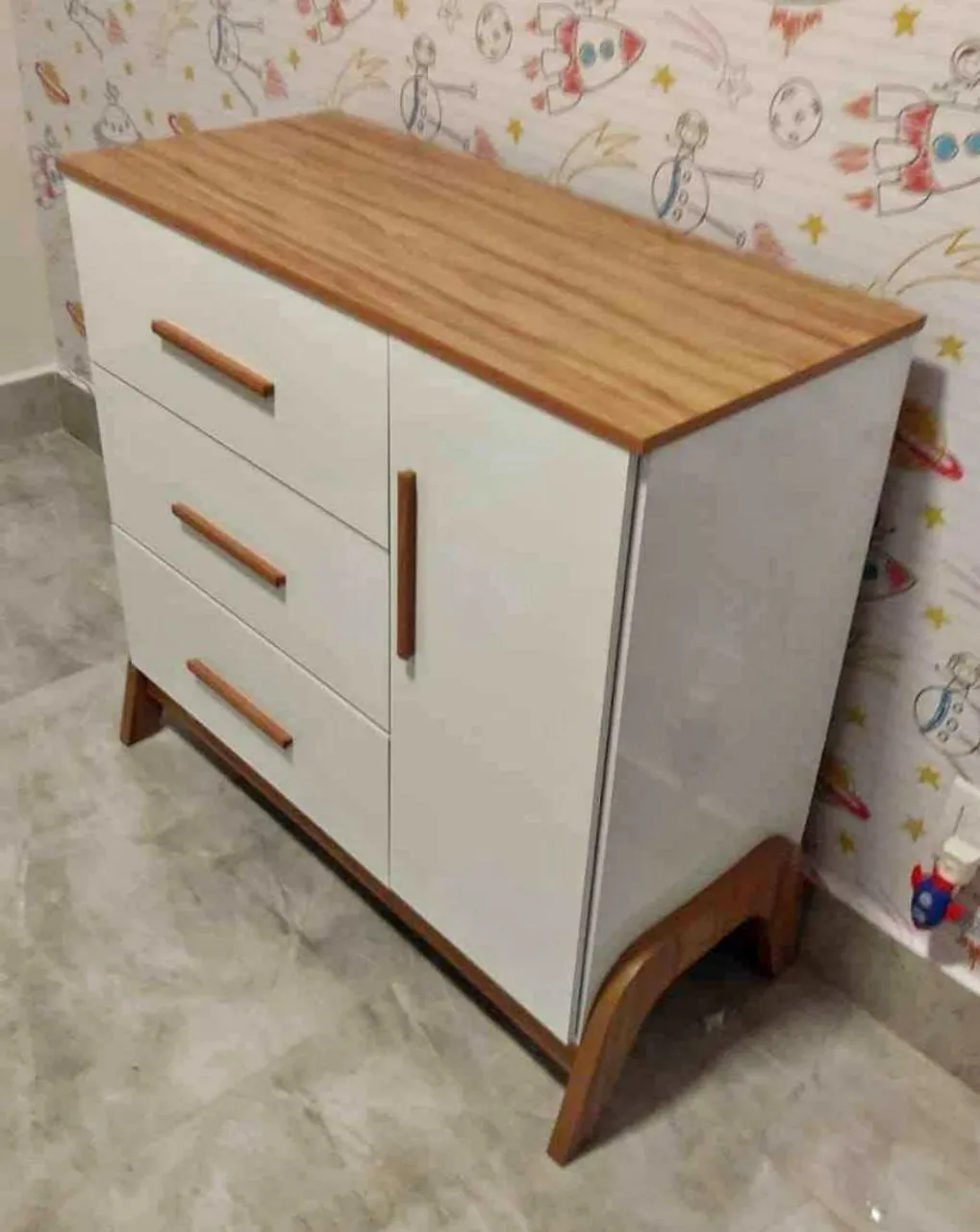 Cômoda Infantil Branca com Detalhes em Madeira