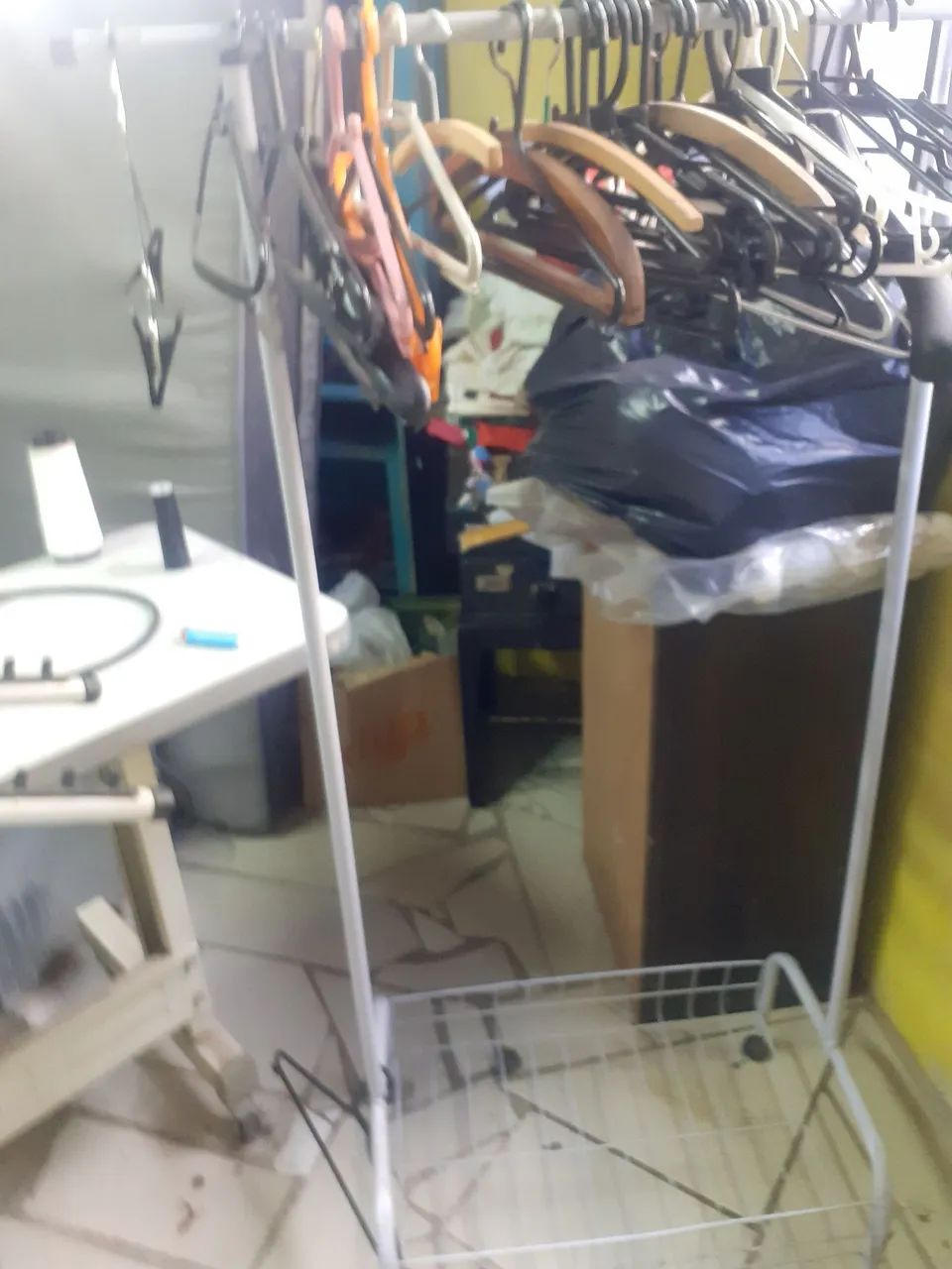 Cabide de Roupa de Metal com Prateleira - Foto 2