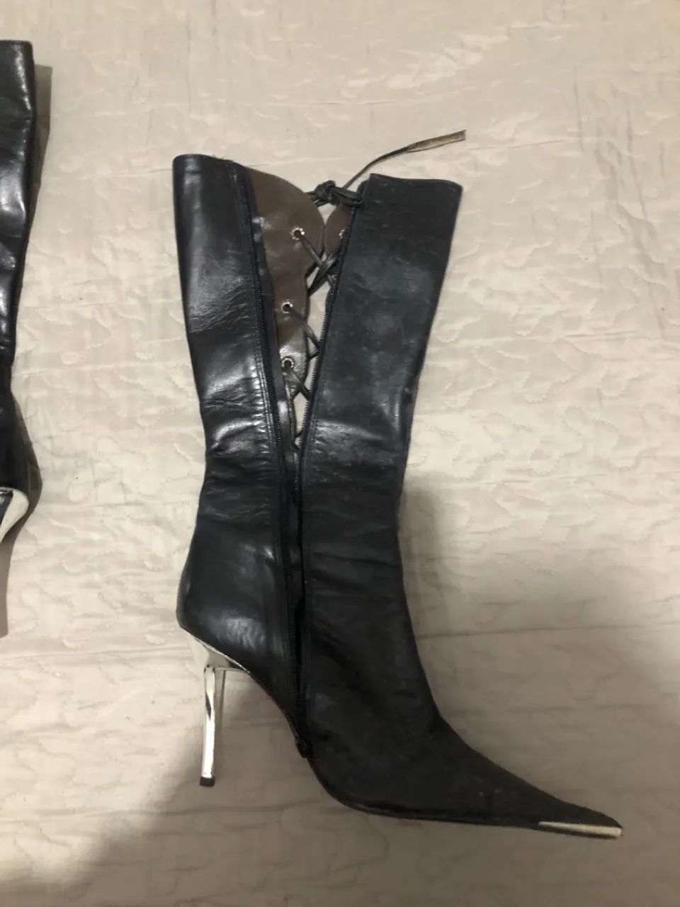 Botas de cano alto pretas com cadarços - Foto 3