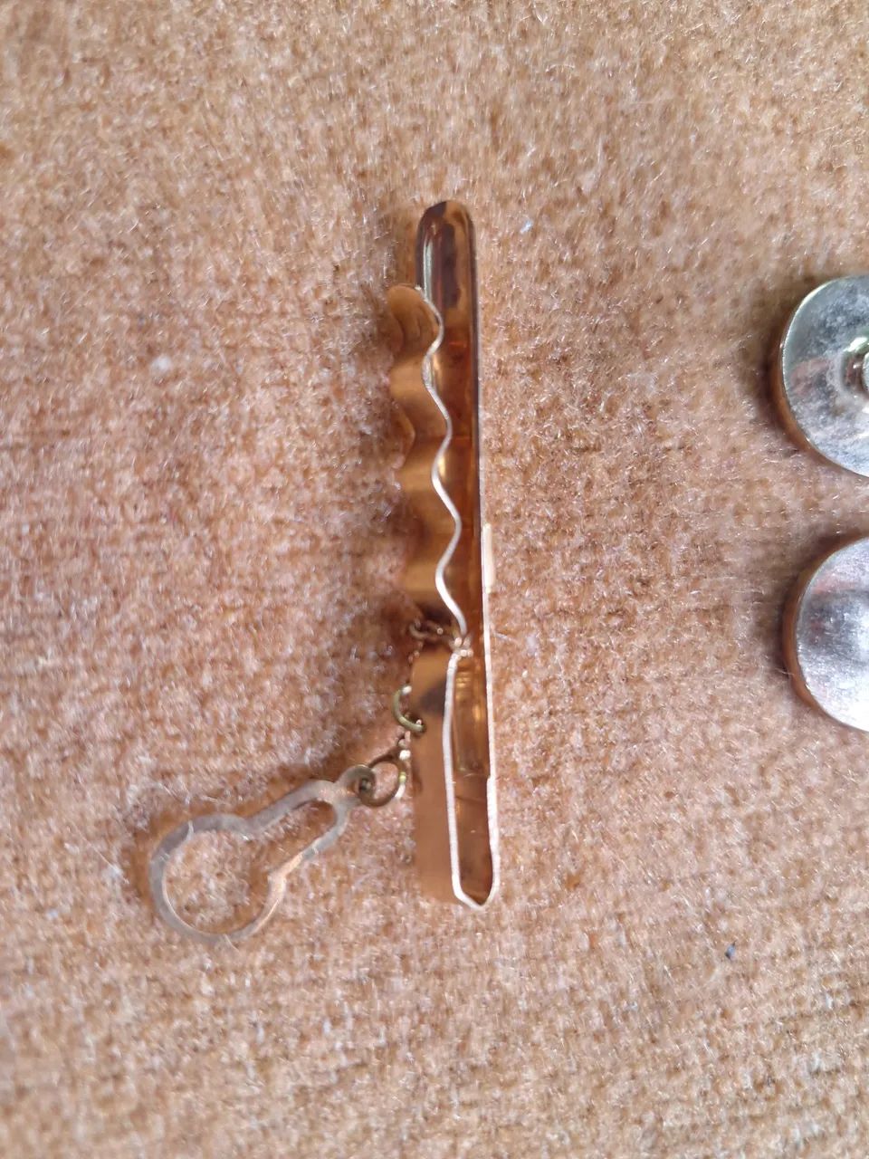 Abotoaduras douradas com prendedor de gravata  - Foto 2