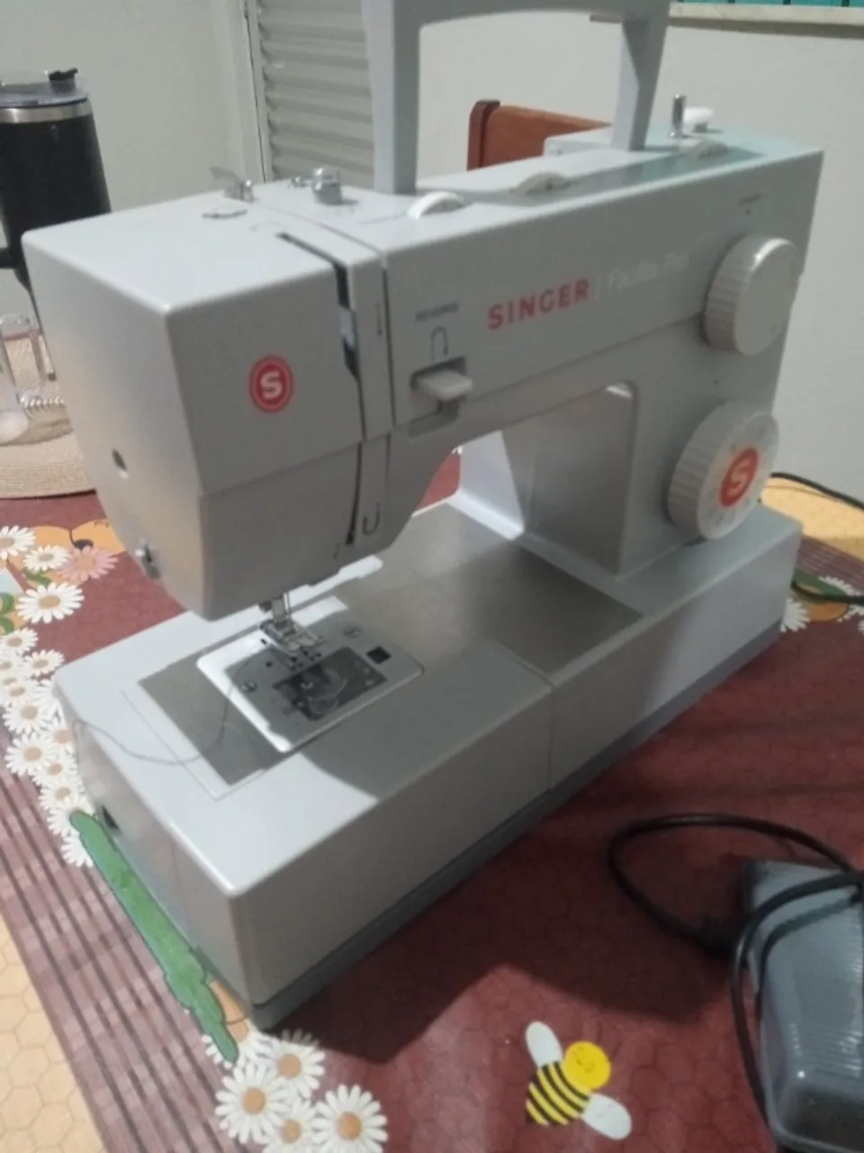 Máquina de Costura facilita Pro semi nova