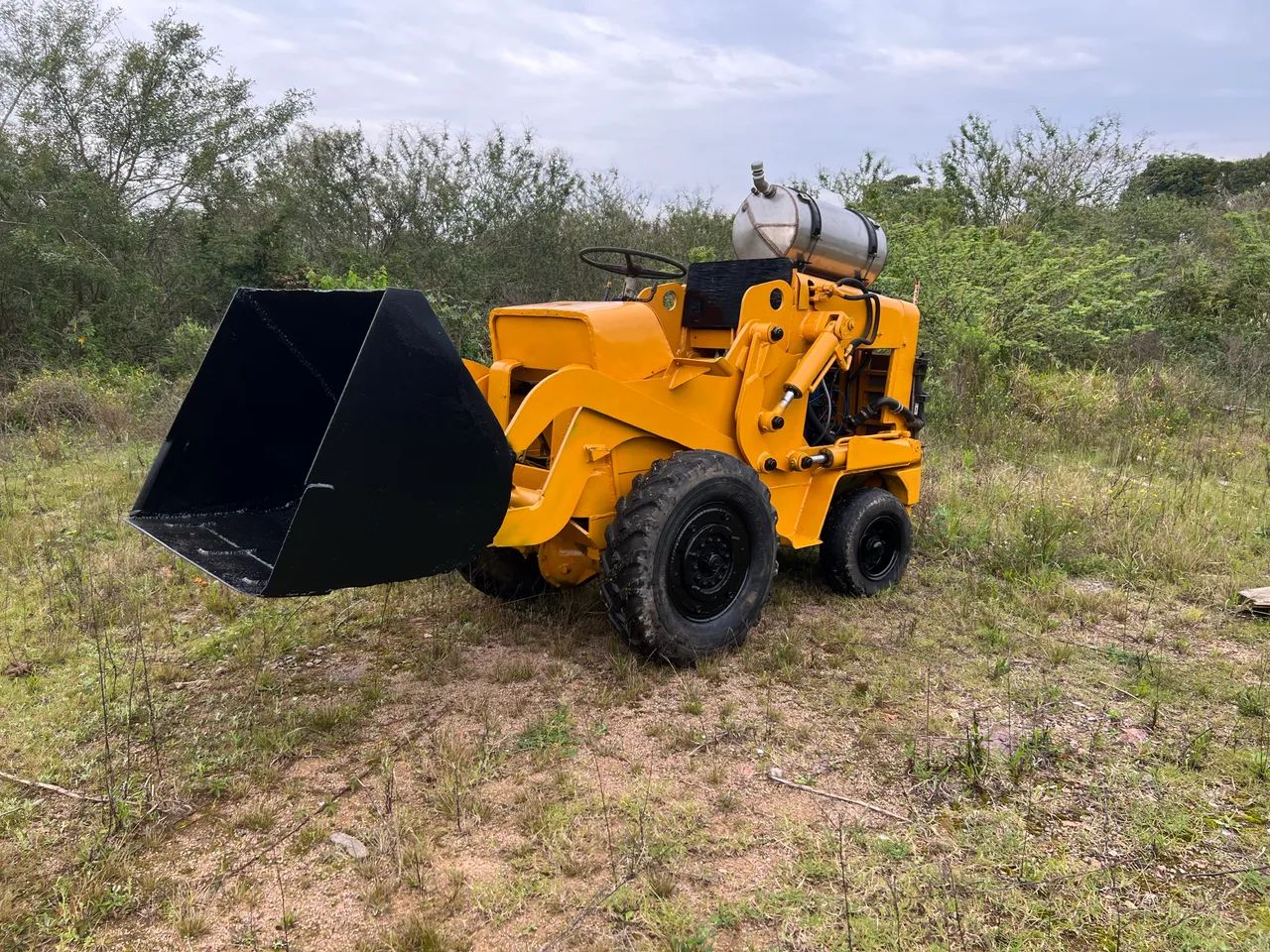 Mini Pá Carregadeira Hough H25