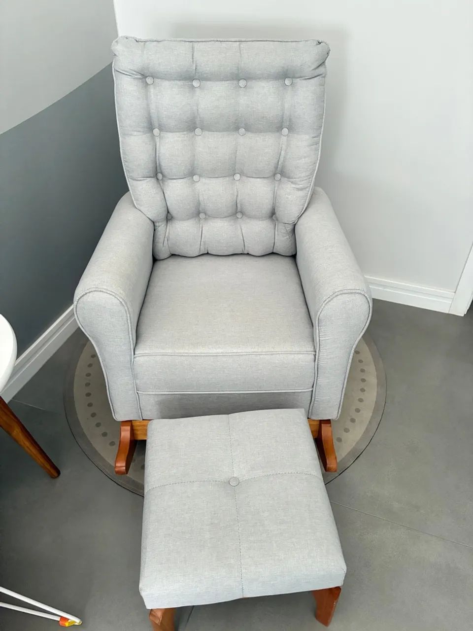 Poltrona Amamentação Balanço com Puff Linho Cinza