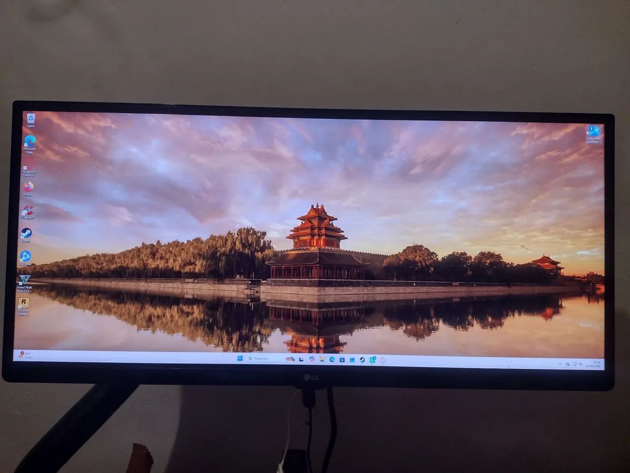 Monitor ultra wide com suporte articulado 
