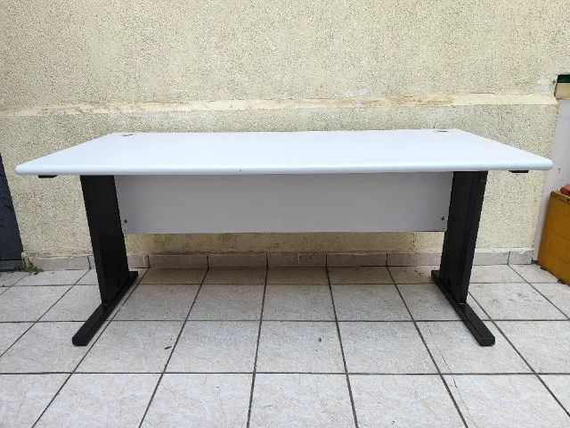 Mesa de Escritório Grande Retangular Branca com Pés de Ferro - 1,60m - Foto 2