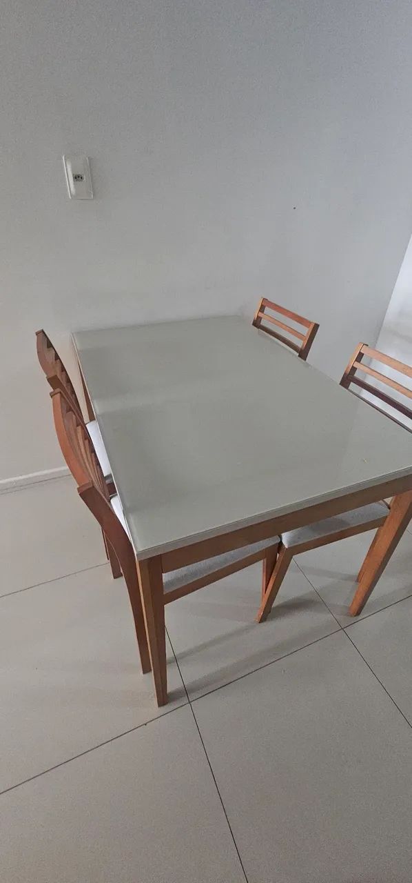 Mesa com 4 cadeiras 