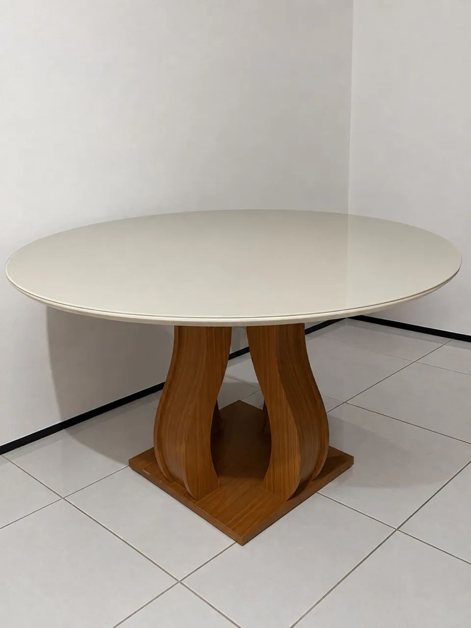 Vendo mesa pra 6 cadeiras 