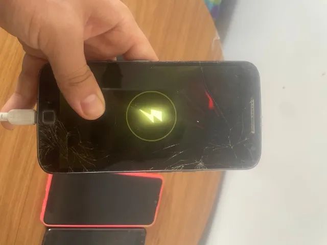 Lote com 4 Celulares Quebrados para Retirada de Peças - Foto 4