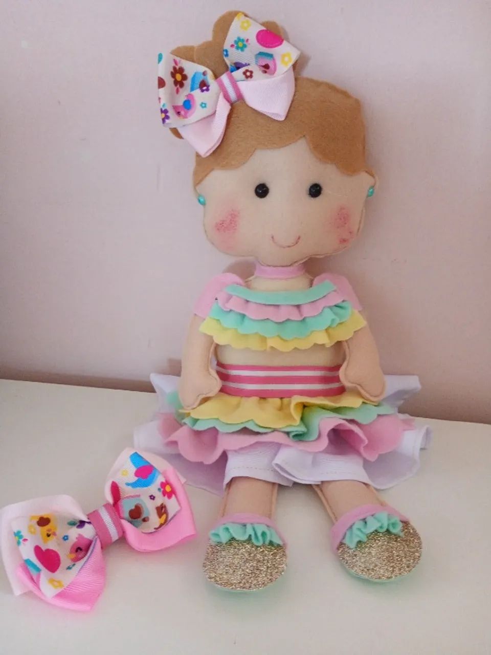 Kit boneca em feltro +laço  - Foto 4