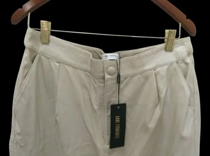 CALÇA DE COURO LEGÍTIMO, MARCA ANNE FERNANDES. NOVA! COM ETIQUETA! - Foto 3