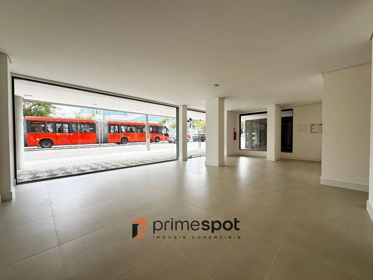 Loja no Cabral com ampla vitrine de 10 metros de testada - 77 m² - Foto 2