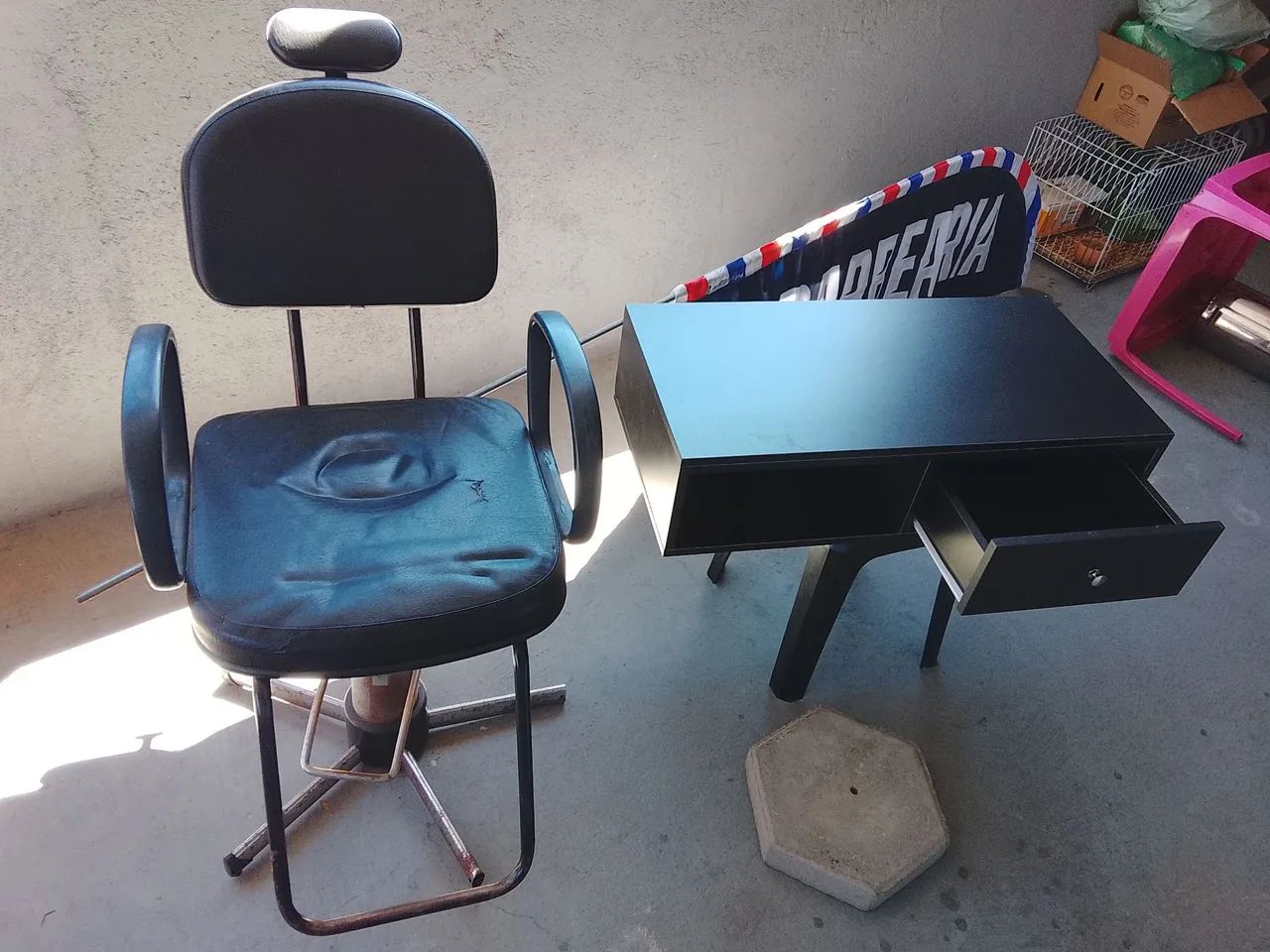 Cadeira de barbeiro e bancada  - Foto 2