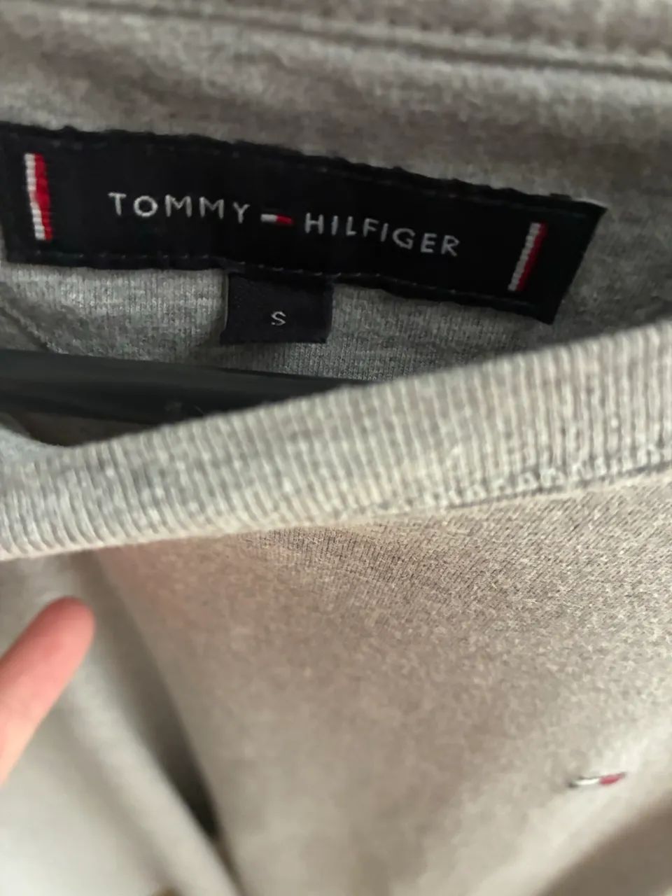 Camiseta tommy Hilfiger cinza , perfeito estado, P - Foto 4