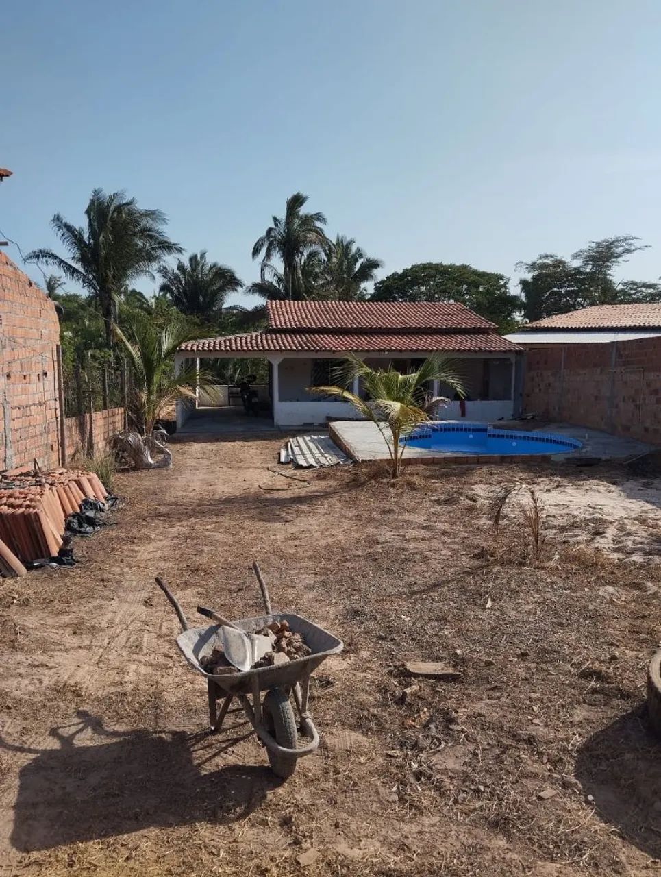 casa com varandas e picina 