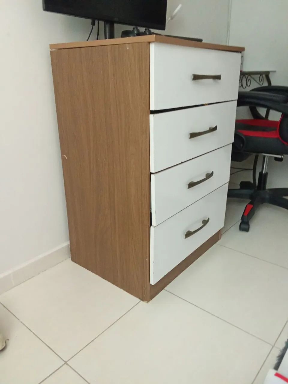 Cômoda marrom e branco