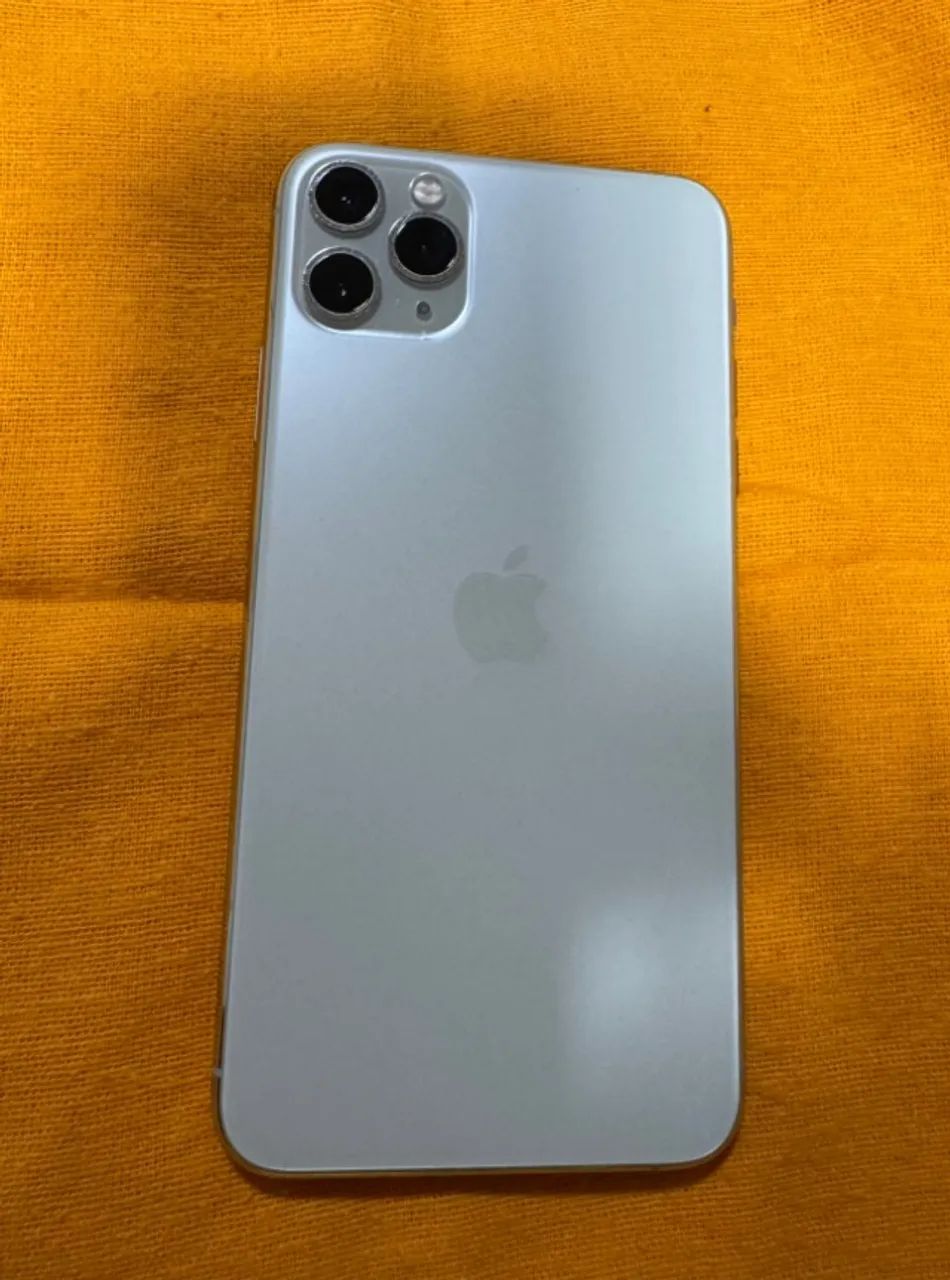Um iPhone Pro Max 11 e outro iPhone Pro Max 13