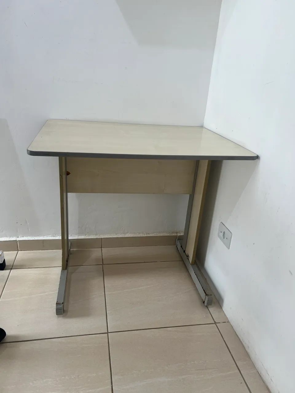 Mesa de Escritório / Escrivaninha para Computador e Estudos (Compacta) - Foto 2