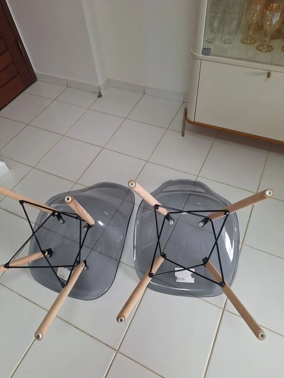 Vendo duas cadeiras em acrílico  - Foto 4