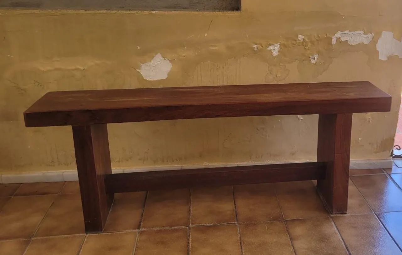 Banco de madeira maciça rústico - resistente e elegante