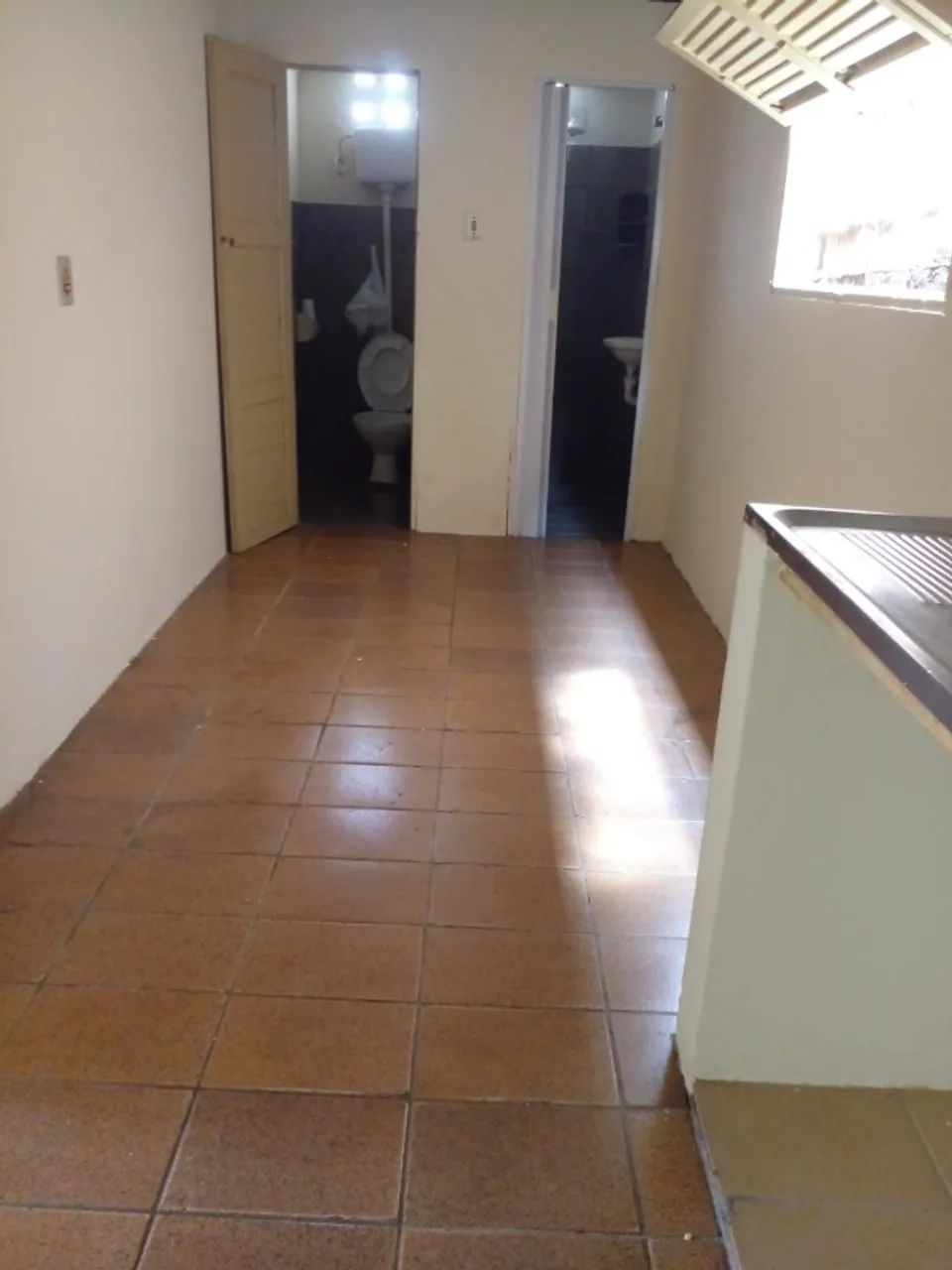 ALUGA-SE CASA DE 2 QUARTOS COM AREA EXTERNA AMPLA - Foto 3