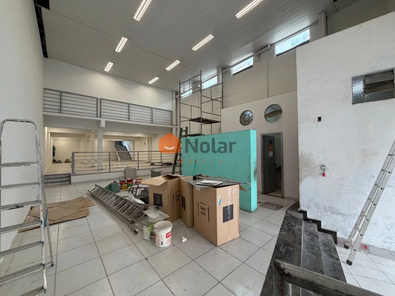 Loja ampla com 220m² na Av. Silviano Brandão