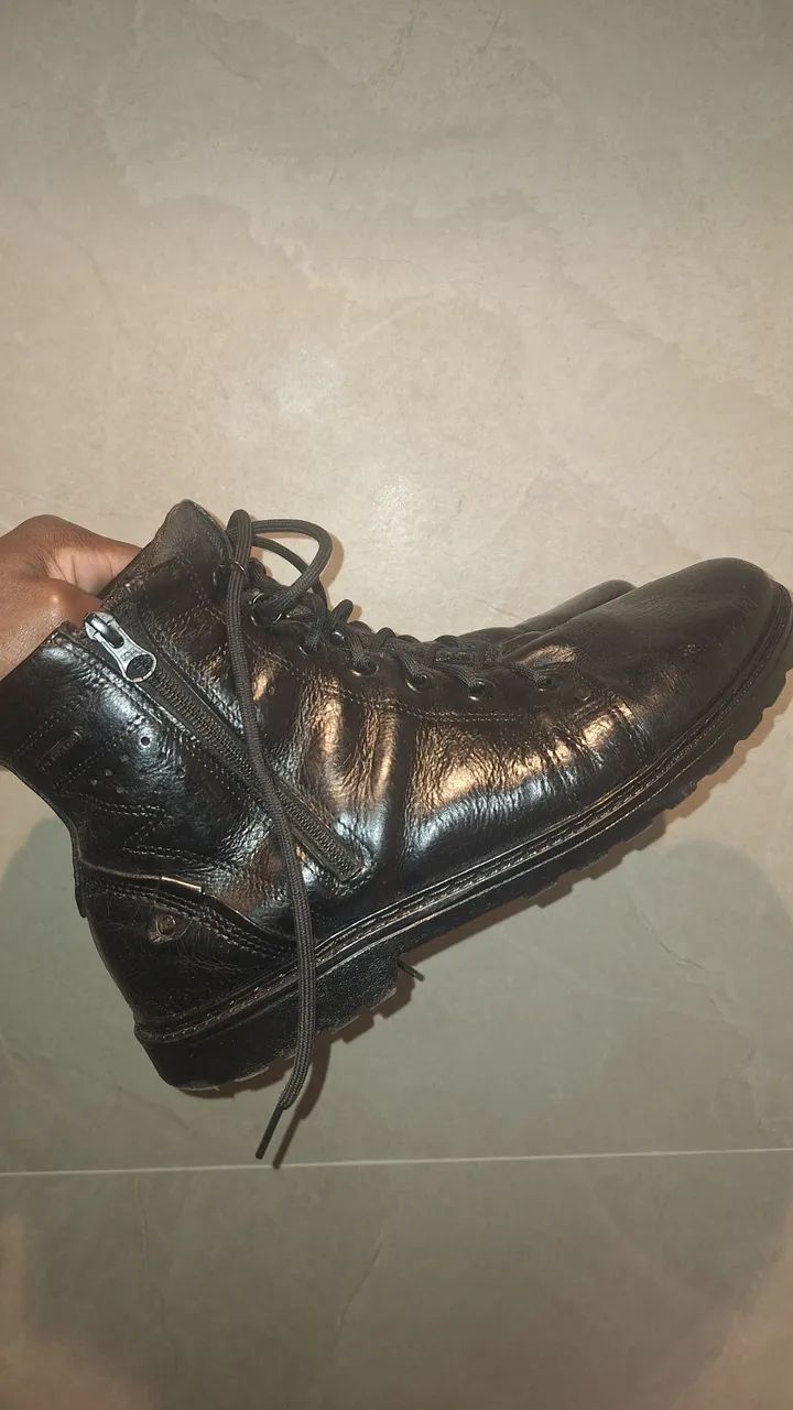 Bota de couro 44 c/ zíper