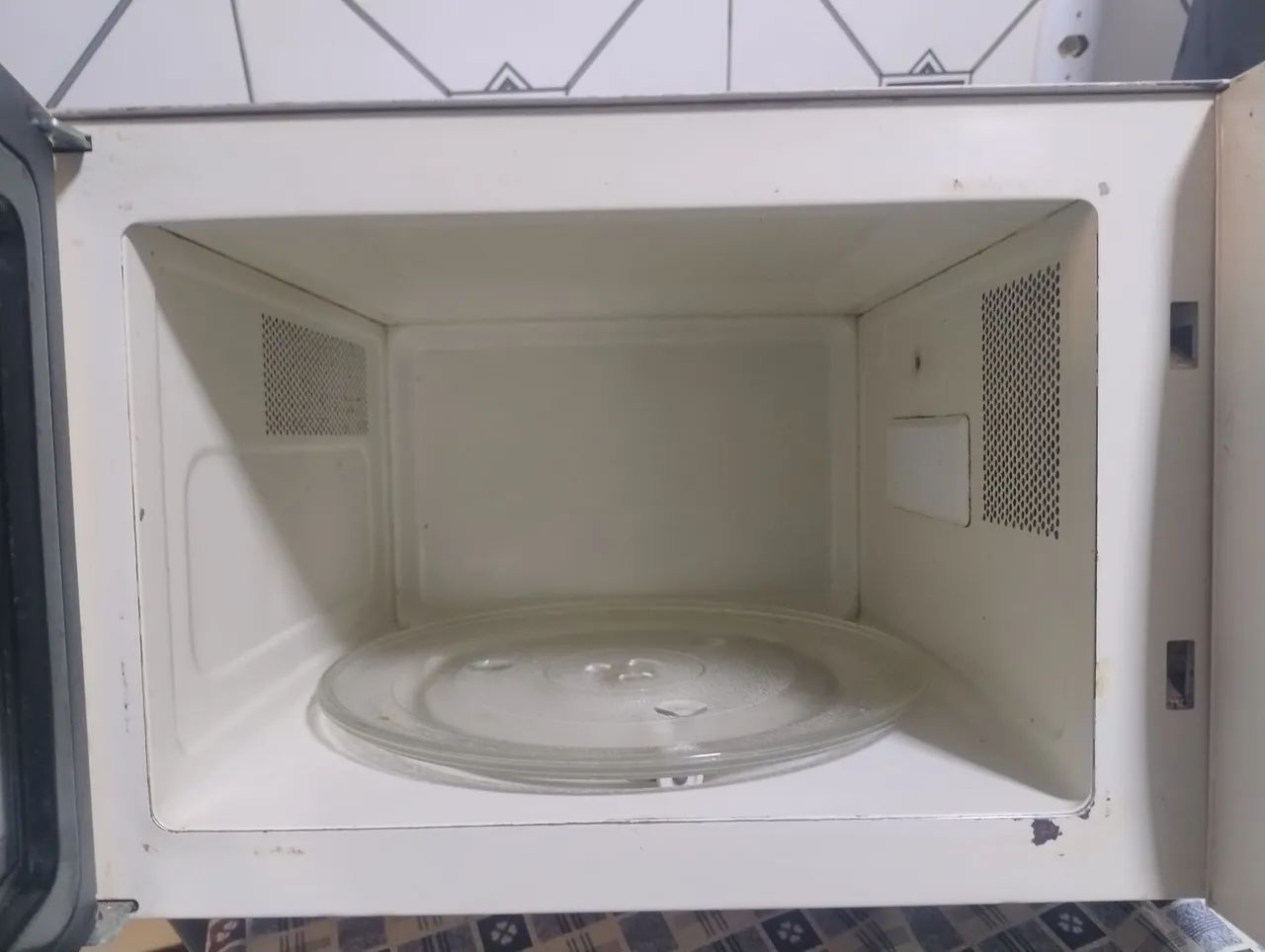 Microondas 28 litros funciona perfeitamente - Foto 3