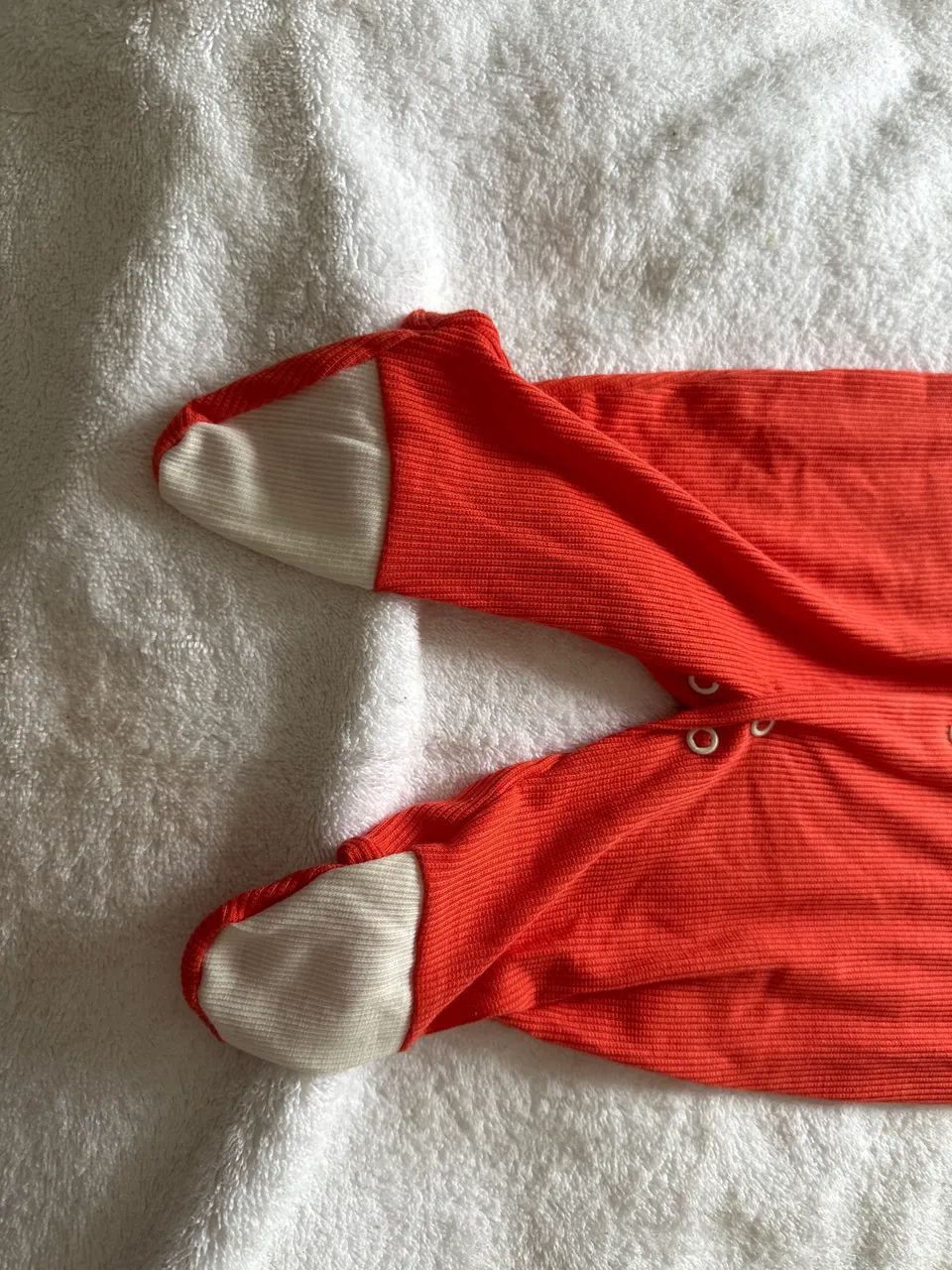 Macacão bebê TAM GR com pé vermelho e bege  - Foto 4