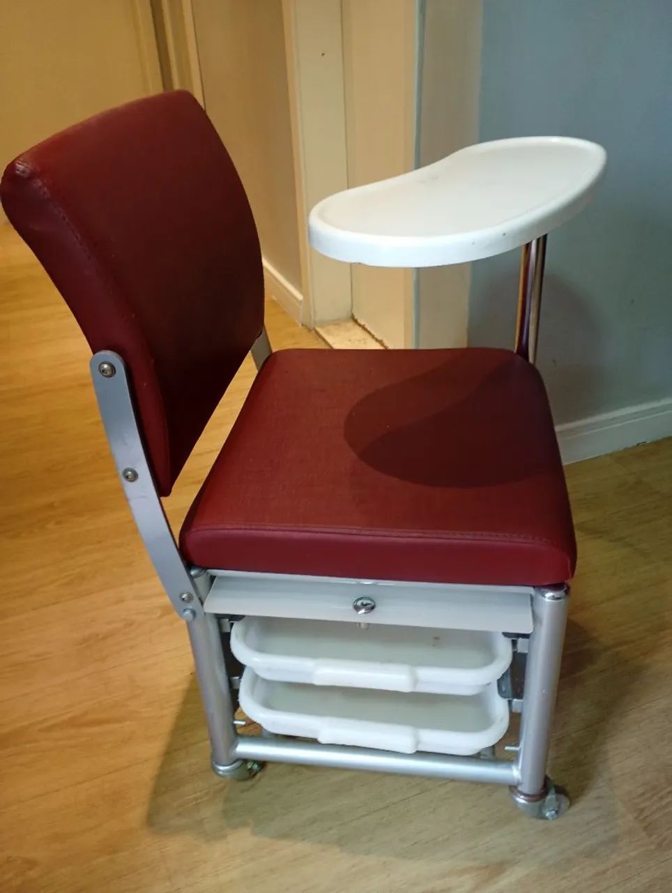 Cadeirinha de Manicure marca Ferrante