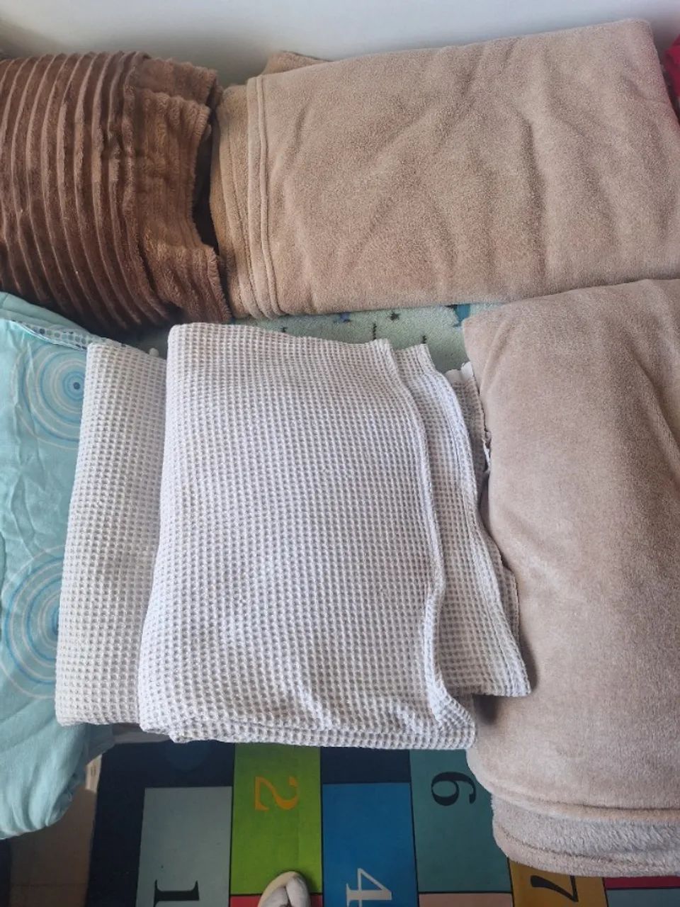 Vendo combo com várias cobertas e colchas de cama casal e solteiro - Foto 2