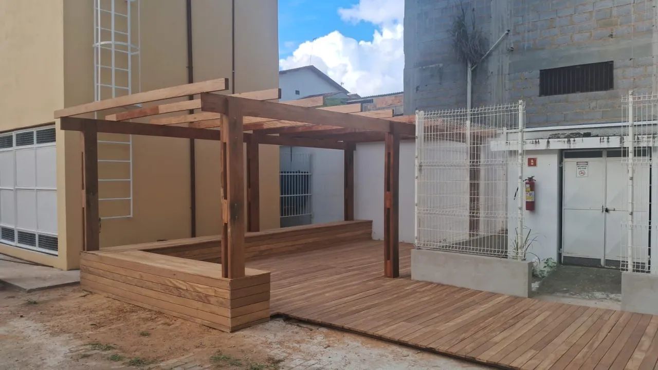 Pergolado e deck em madeira 