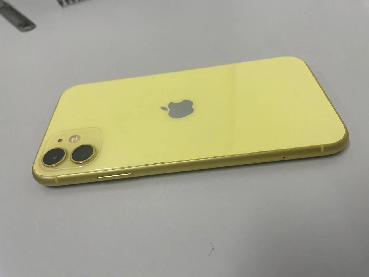 Iphone 11 64 Gb amarelo - estado impecável - Celulares e