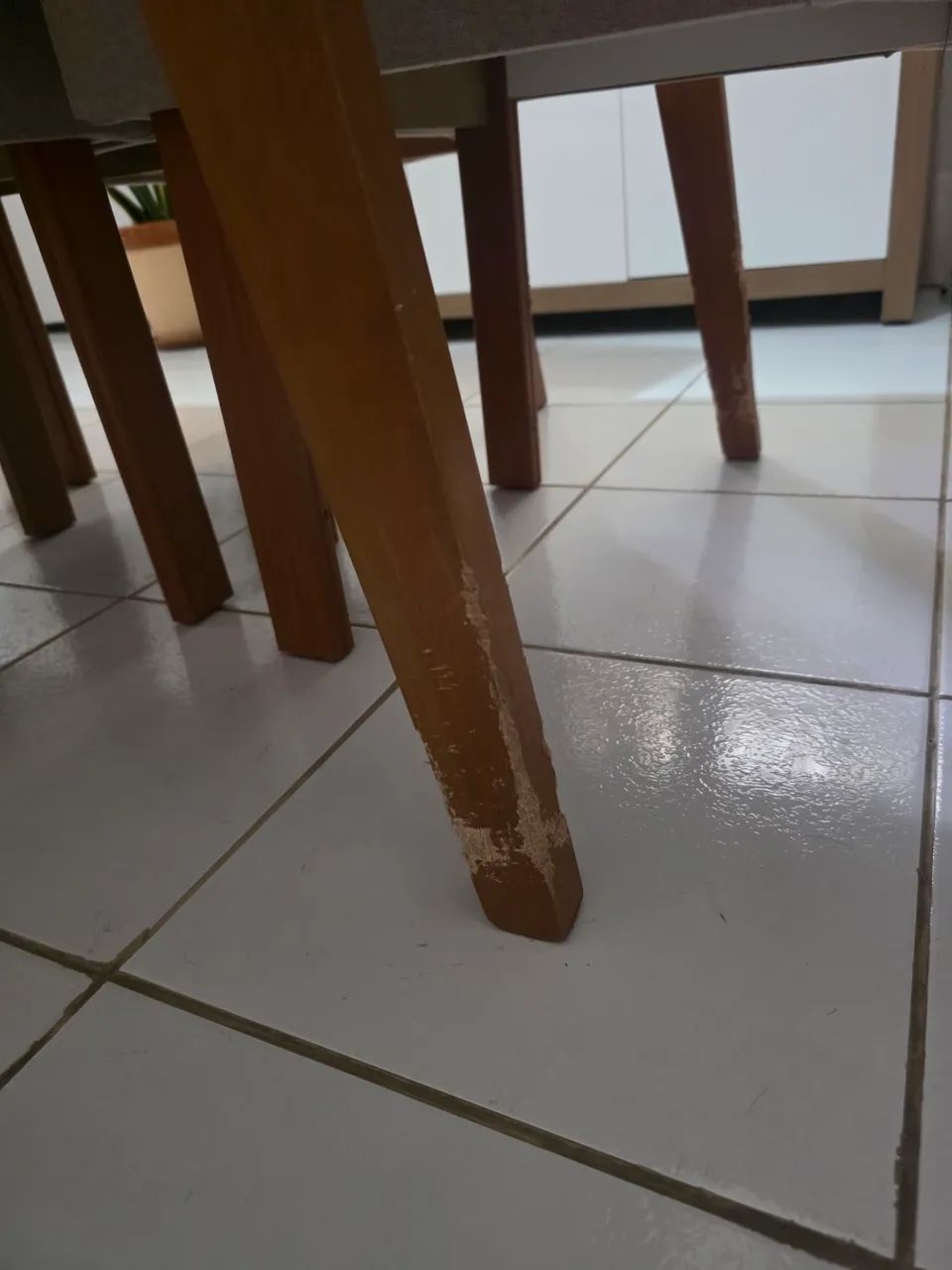 VENDO MESA DE JANTAR COM 4 CADEIRAS - Foto 3