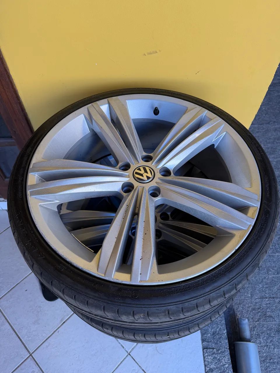 Vendo rodas aro 20 pra jetta com pneus zeros  - Foto 2