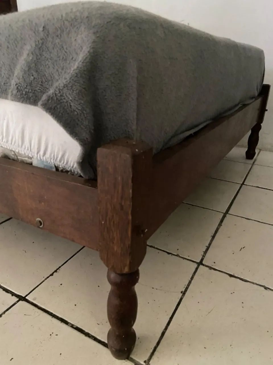 Cama de Casal em Madeira Maciça Entalhada - Rústica e Resistente - Foto 3
