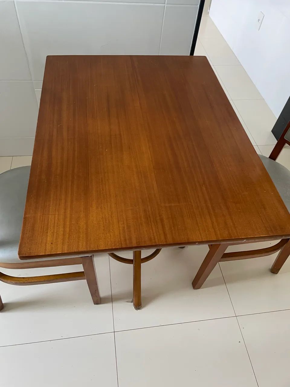 Mesa com duas cadeiras