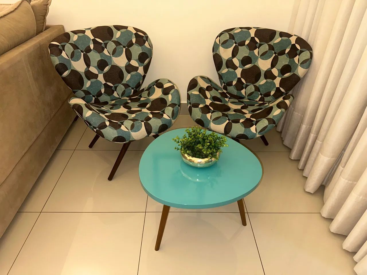 Kit 2 Poltronas Decorativas + Mesa de Centro Laqueada - Excelente Estado - Foto 2